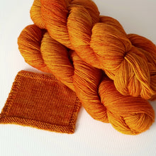 Load image into Gallery viewer, Merino 4 ply high twist - Phoenix feather