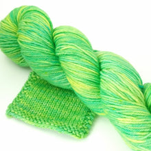 Load image into Gallery viewer, Merino DK -  Lemon/lime fruju
