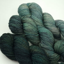 Load image into Gallery viewer, Merino 4 ply high twist  - gradient fade sets