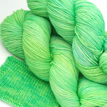 Load image into Gallery viewer, Merino 4 ply high twist - Lemon/lime fruju