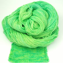 Load image into Gallery viewer, Merino 4 ply high twist - Lemon/lime fruju