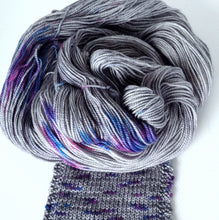 Load image into Gallery viewer, Merino 4 ply high twist - Rainy day flowers