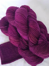 Load image into Gallery viewer, Merino 4 ply high twist - Jazzberry Jam