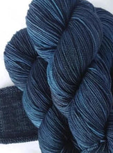 Load image into Gallery viewer, PRE-ORDER: Merino 4 ply high twist - Midnight blues